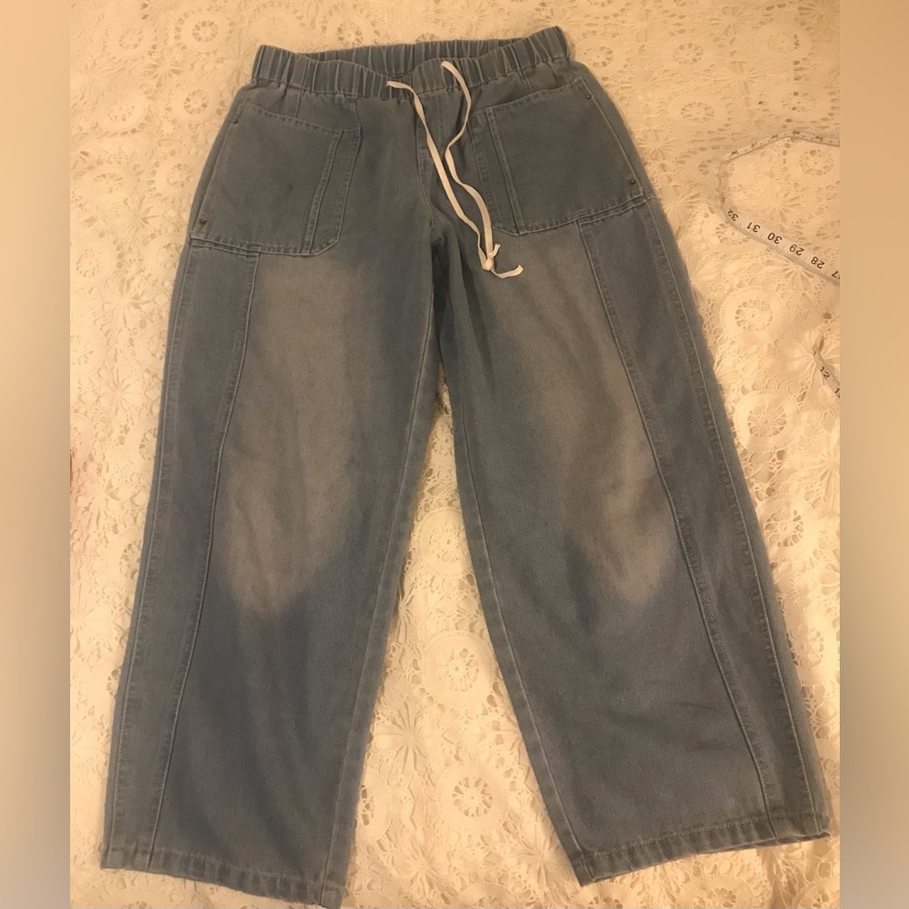 Wide leg Pull Up Light Fade Barrel Jeans - Size Large
